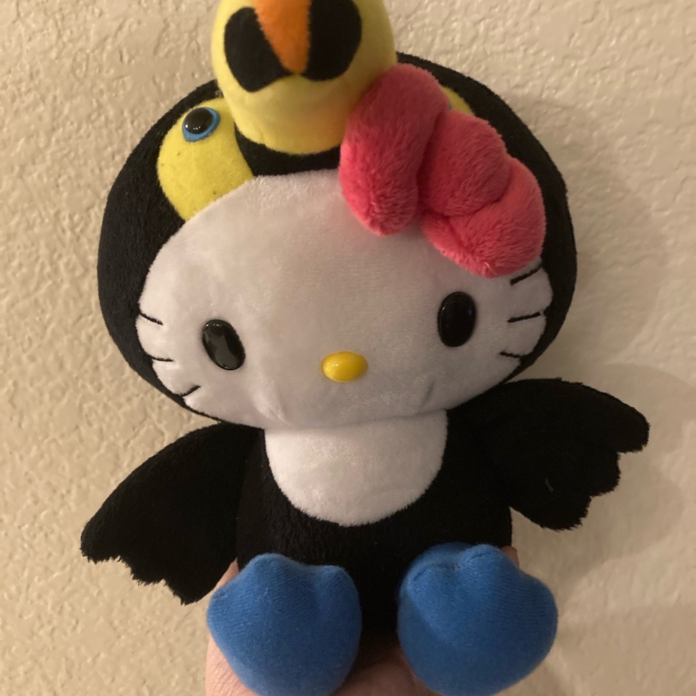 Small hello kitty toucan plush pre-owned